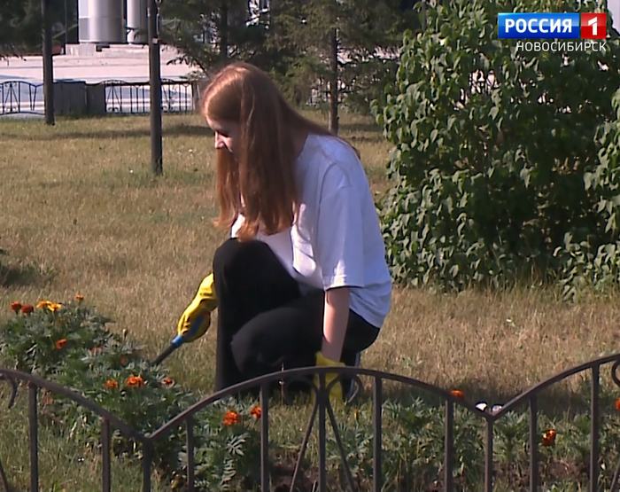 Девочка пропалывает клумбу