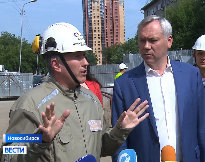 Андрей Травников на месте ремонта теплотрассы