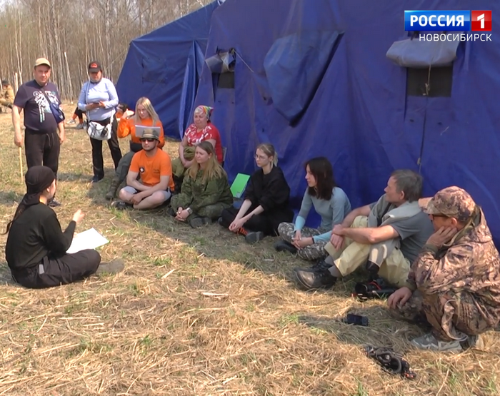 Поисковики слушают инструктора