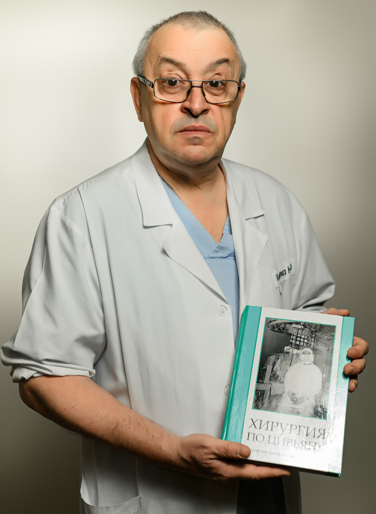 Новосибирский профессор выпустил книгу о знаменитом хирурге Якове Цивьяне