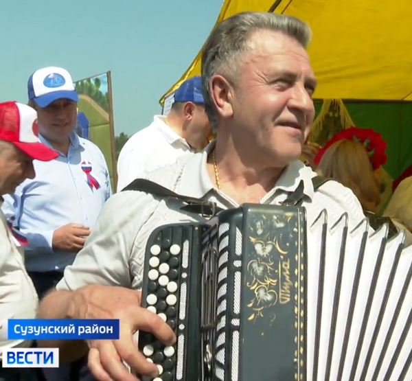 Андрей Шимкив играет на баяне