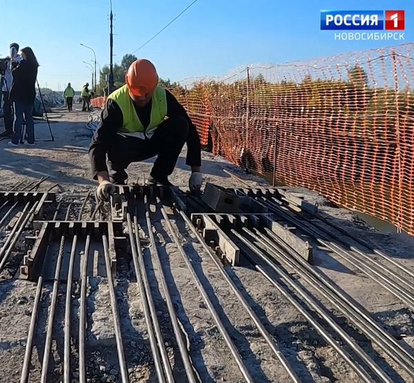 Рабочий ремонтирует мост Рабочий ремонтирует мост