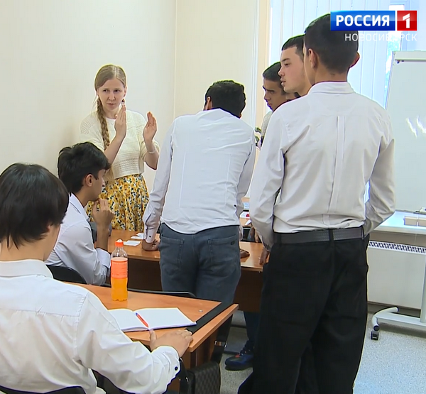 Учитель объясняет подросткам сложную тему