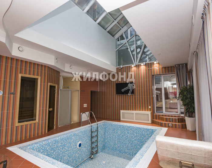 В Новосибирске продают роскошный дом с золотым дизайном за 75 миллионов рублей