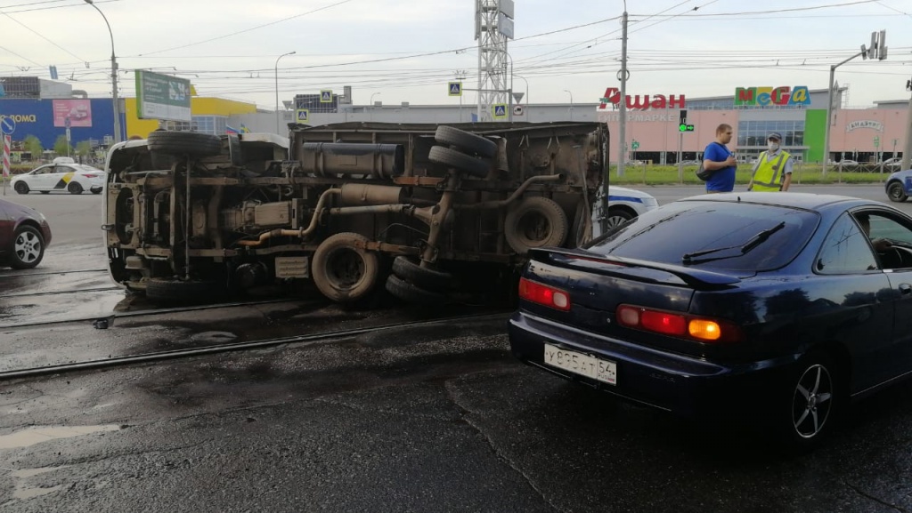 Разогнался, опрокинул чужой фургон и погиб водитель в Новосибирске