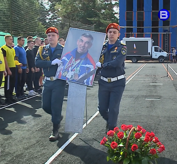 Пожарные несут портрет Ладыженского