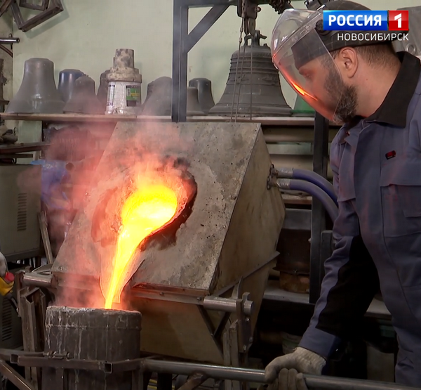 Литейщик отливает новый колокол