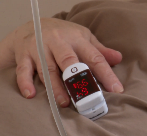 Пульсоксиметр на пальце пациентки
