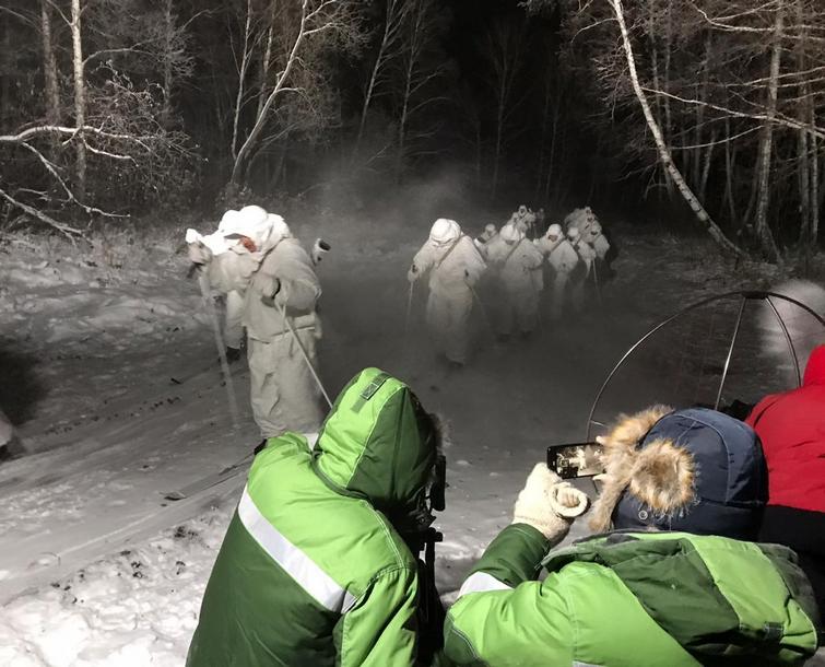 Лыжники ночью. Съёмка эпизода фильма "Снежные призраки" 