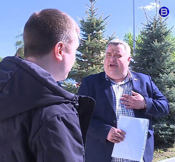 Глава сельсовета общается с мужчиной