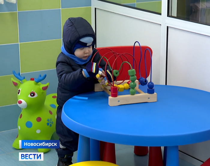 Мальчик играет