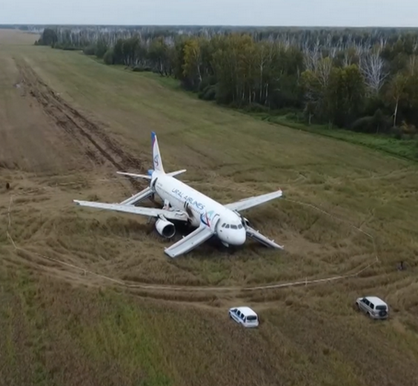 Самолет Airbus А320 стоит в поле