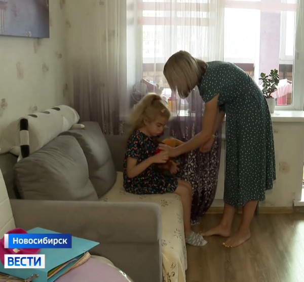 Девочка с мамой