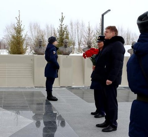 Возложил цветы к монументу