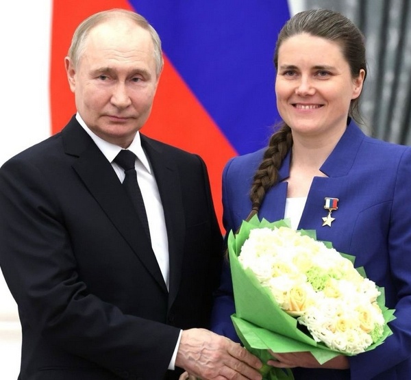 Владимир Путин вручил Звезду Героя Анне Кикиной