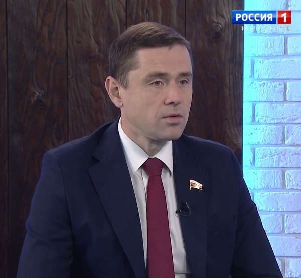 Александр Аксёненко даёт интервью