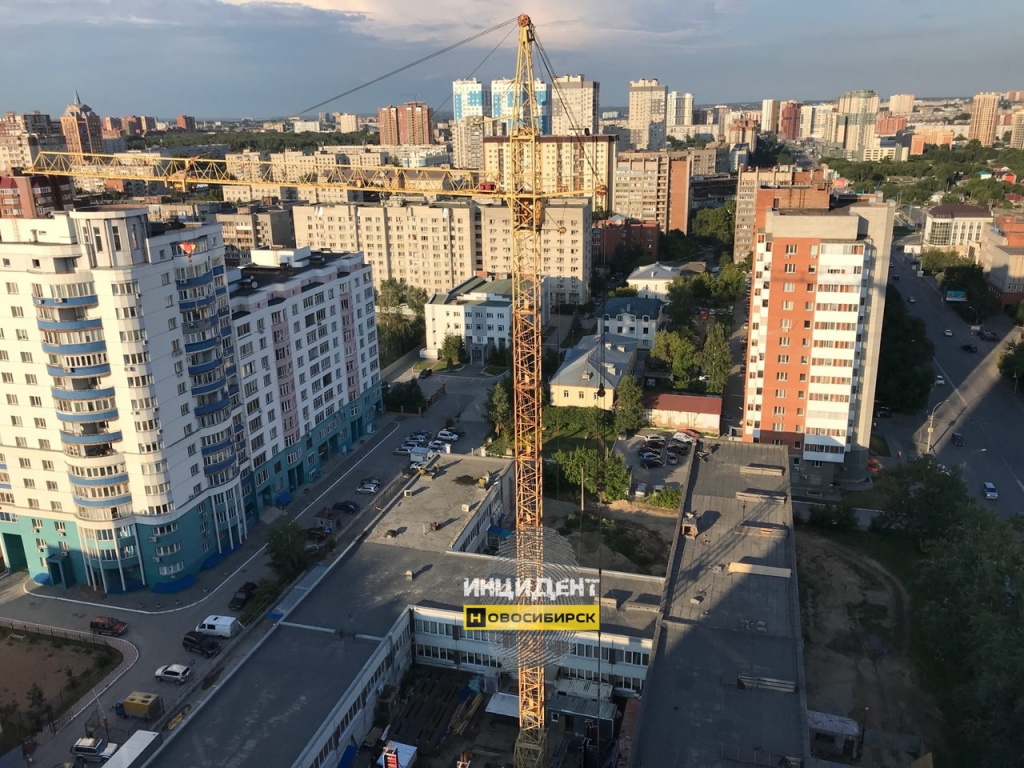 На место прибыли сотрудники полиции, спасатели МАСС и скорая помощь