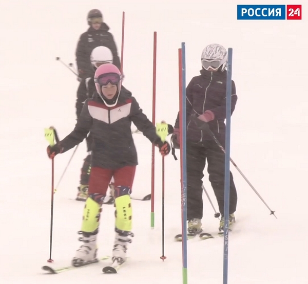 Юные горнолыжники на склоне Юные горнолыжники на склоне