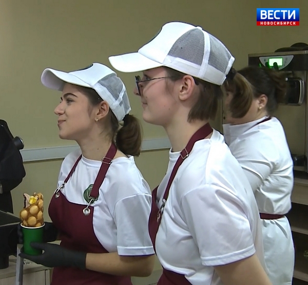 Школьницы угощают мороженым
