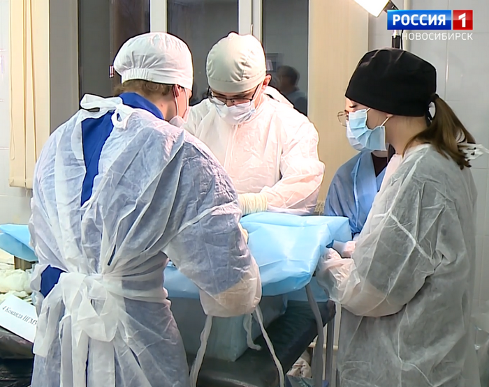 Врачи делают операцию