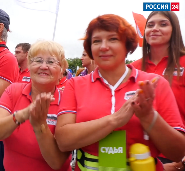 Спортсмены и судьи хлопают в ладоши