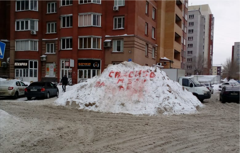 Полматери в сугробы газоны. Огромные сугробы снега. Сугробы в Новосибирске. Новосибирск Октябрьский район сугробы. Сугробы Новосибирске сейчас.