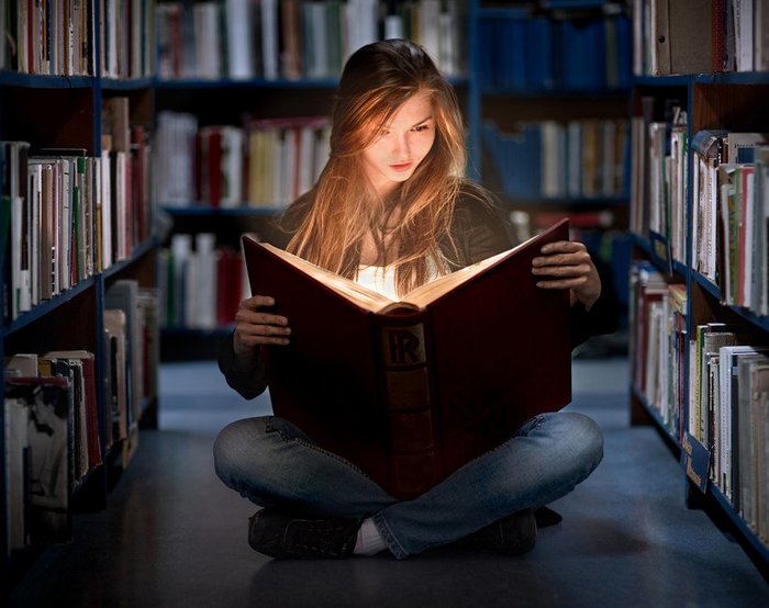 Девушка читает книгу ночью