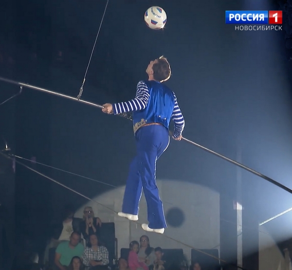 Трюкач-рекордсмен идёт по канату