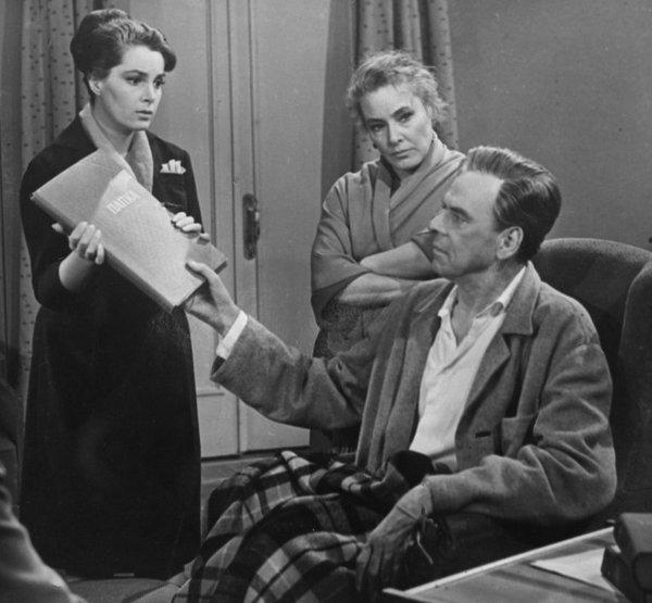 Кадр из фильма "Все остается людям"