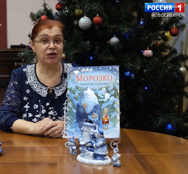 Библиотекарь снимает ролики, где в главной роли выступают статуэтки Библиотекарь снимает ролики, где в главной роли выступают статуэтки