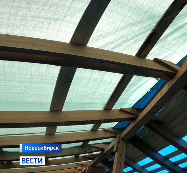 Крышу от дождя защищает целлофан