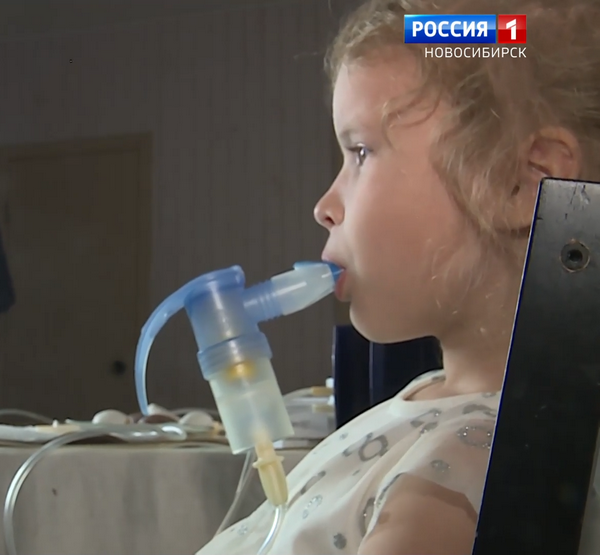 Девочка дышит через специальный аппарат