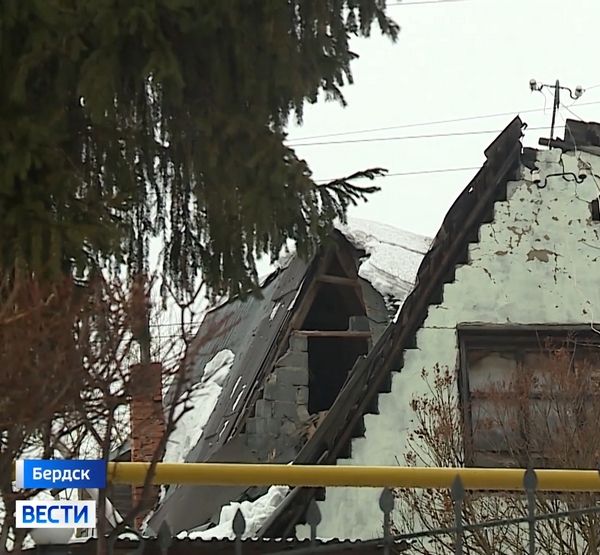 Рухнула крыша дома в Бердске
