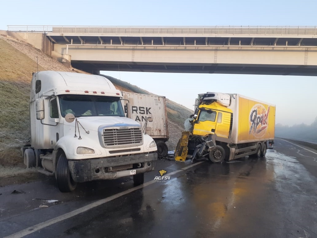 Грузовик столкнуться. Freightliner грузовик магнит.