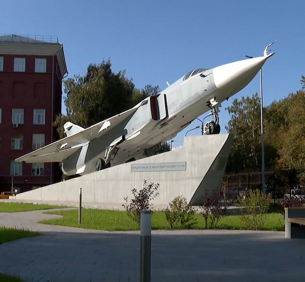 Самолет Су-24 на постаменте