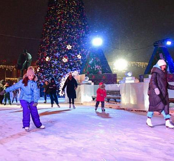Новосибирцы катаются на катке