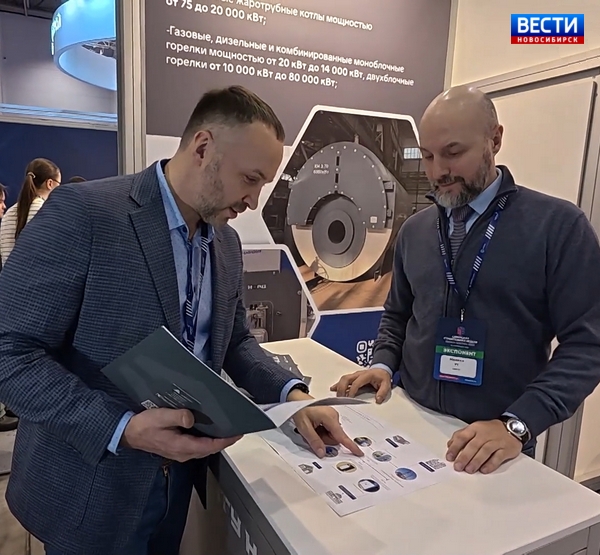 Посетитель стенда заинтересовался разработкой Посетитель стенда заинтересовался разработкой