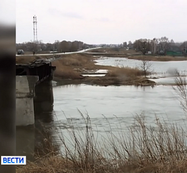 Сотрудники МЧС уничтожили взрывами ледовое покрытие на реке Иня