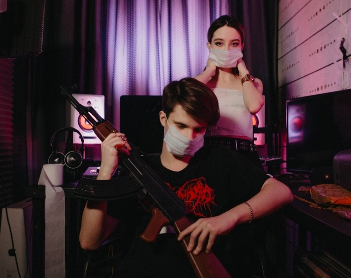 девка автоматом 4 с саньком.jpg