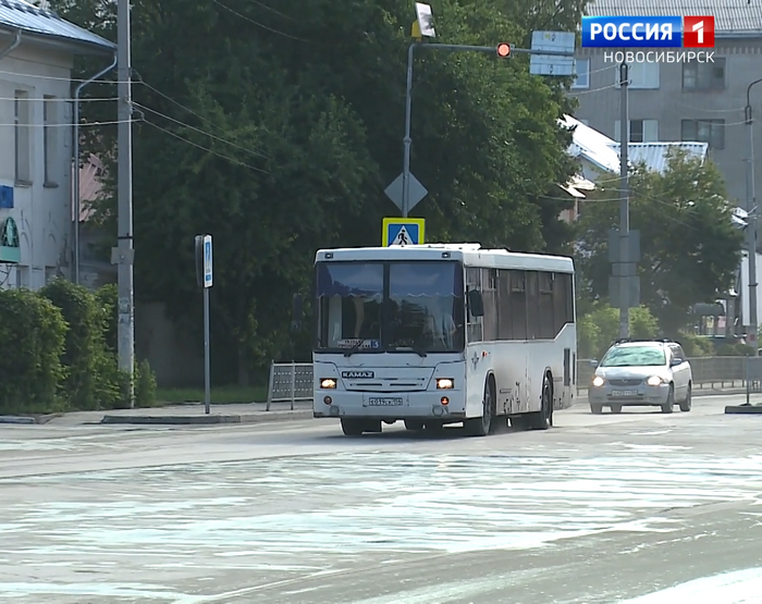 Автобус на дороге в Искитиме