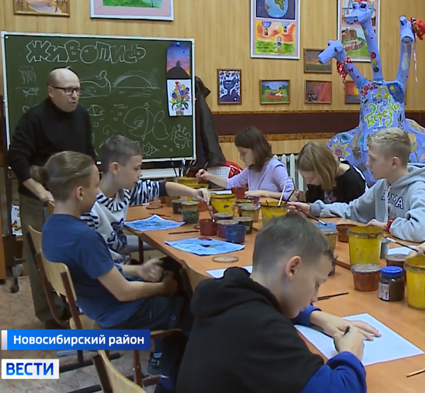 Дети сидят на мастер-классе по рисованию