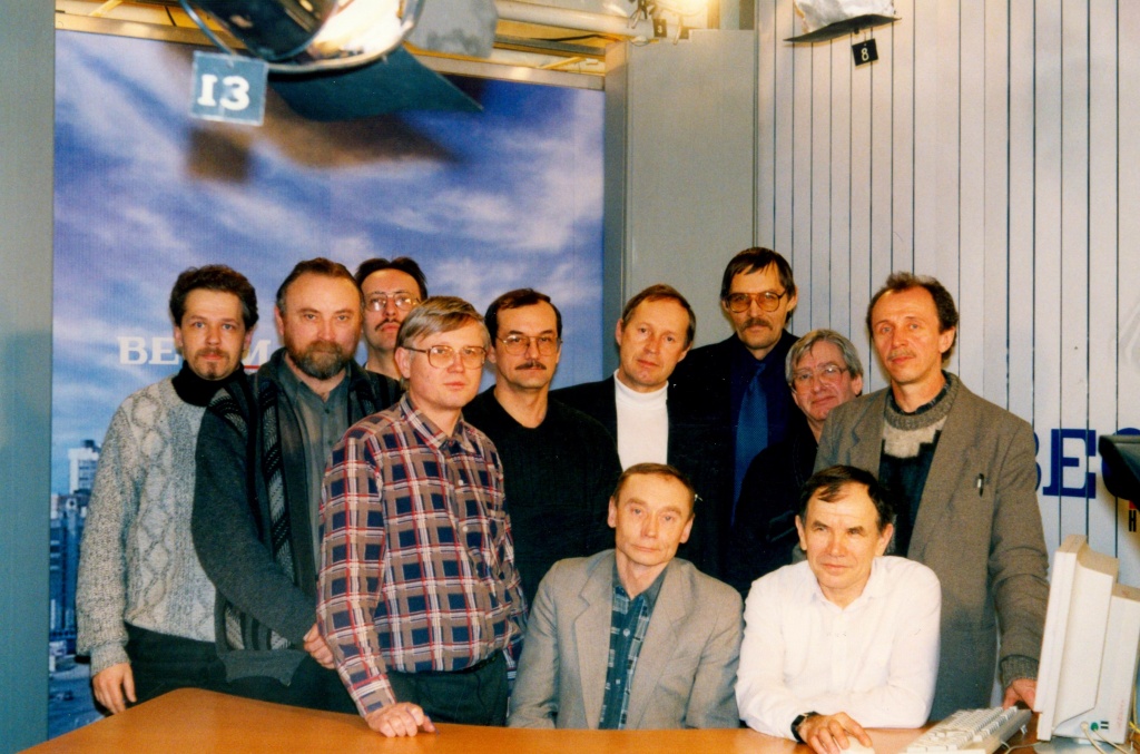 TV096-цех инженеров с Кнестяпиным в малой студии.jpg