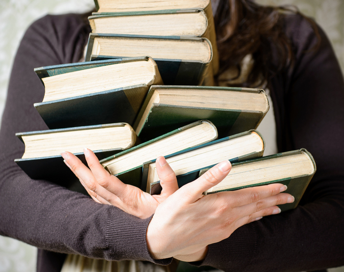 Много книг в руках Много книг в руках
