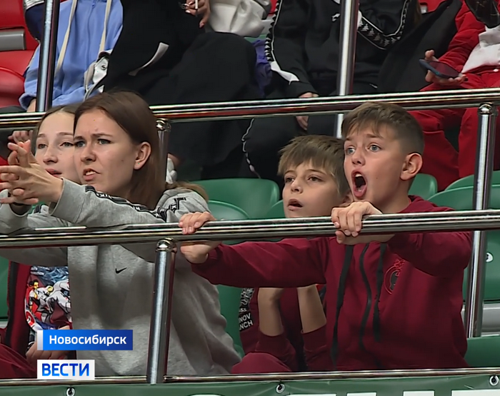 Болельщики на трибунах кричат