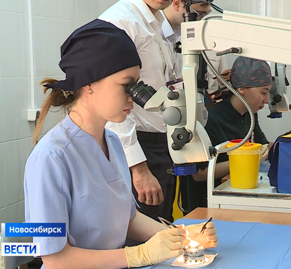 Офтальмологи