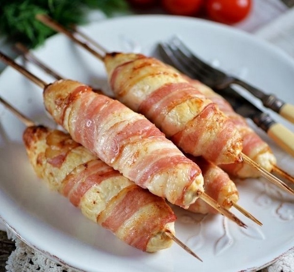 Куриное «эскимо» в беконе