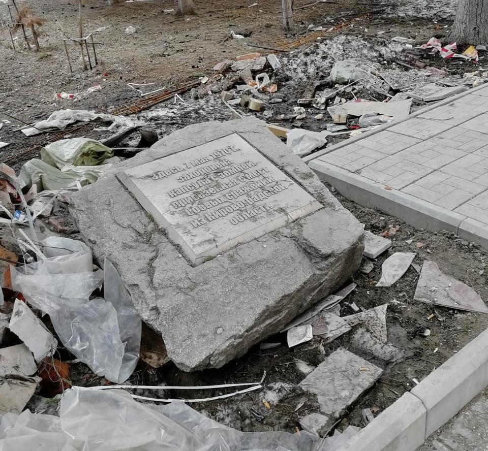 Горы мусора и трещины на плитах: новосибирцев возмутило состояние Монумента Славы