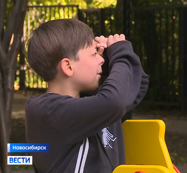 Мальчик играет в капитана корабля