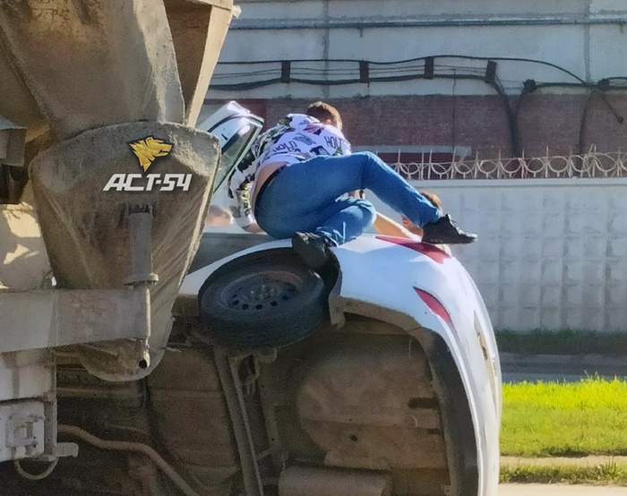 В Новосибирске Hyundai Solaris перевернулся на бок от сильного удара бетономешалки