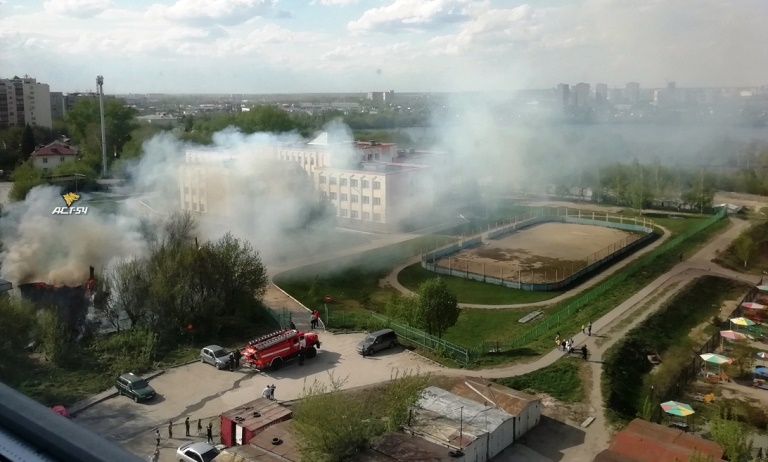 В микрорайоне Горском горят сараи